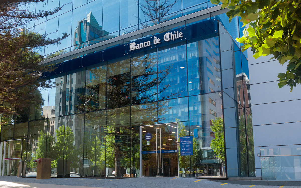 ¿Cómo contactar al banco en caso de emergencia?