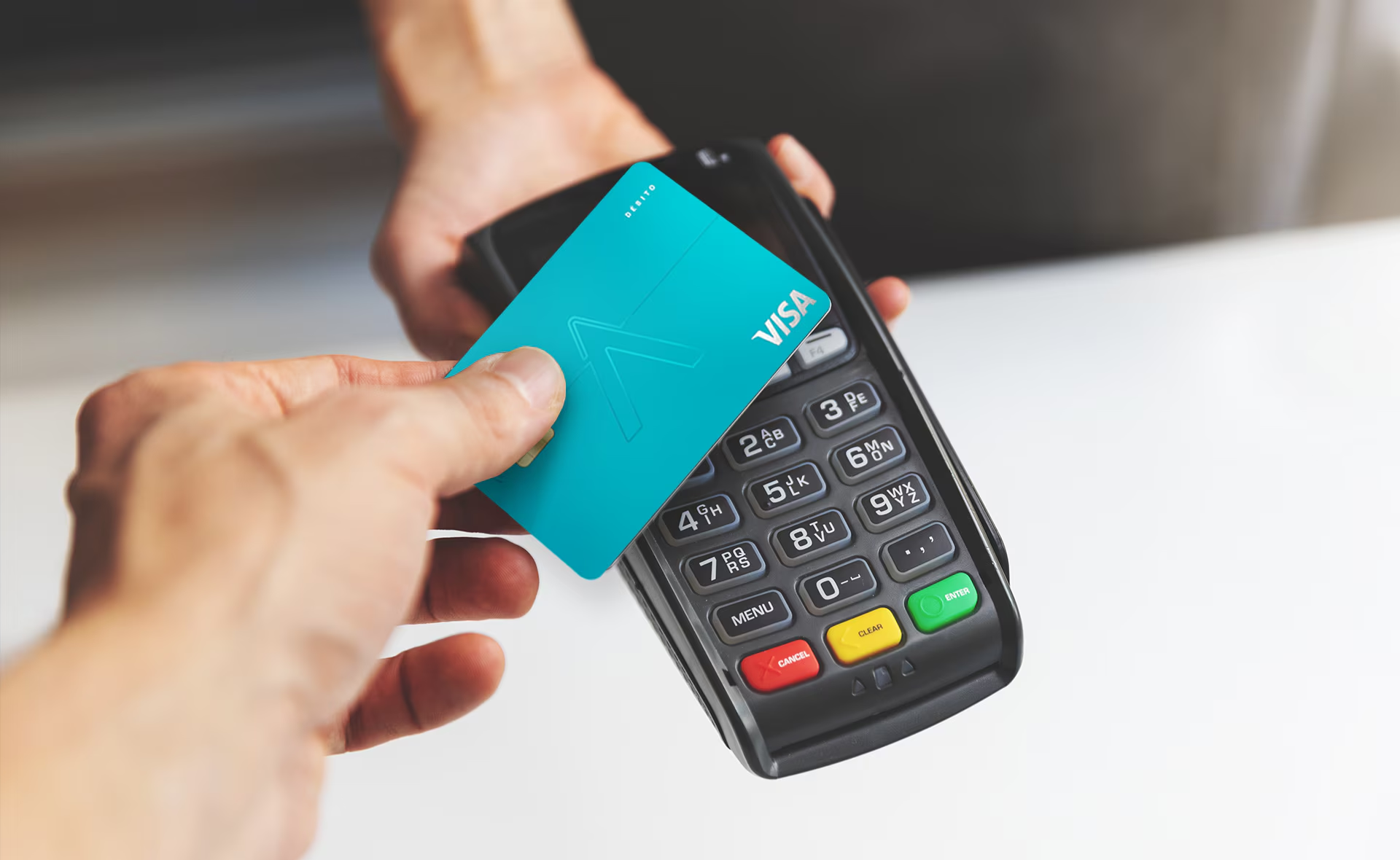 ¿Qué banco ofrece tarjetas de débito sin comisiones en Chile?