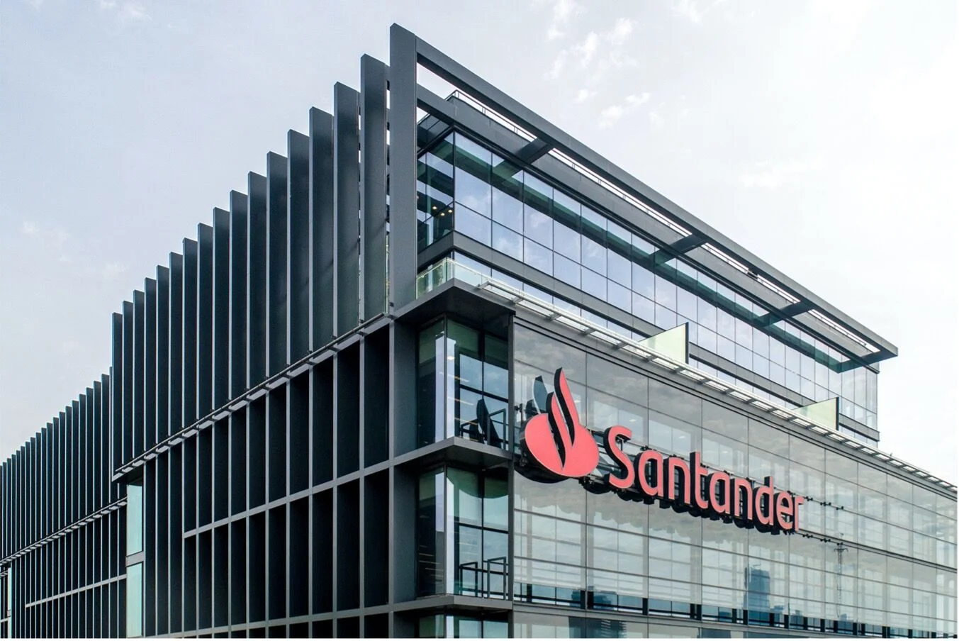 Santander: El banco favorito de los chilenos según estudio de satisfacción