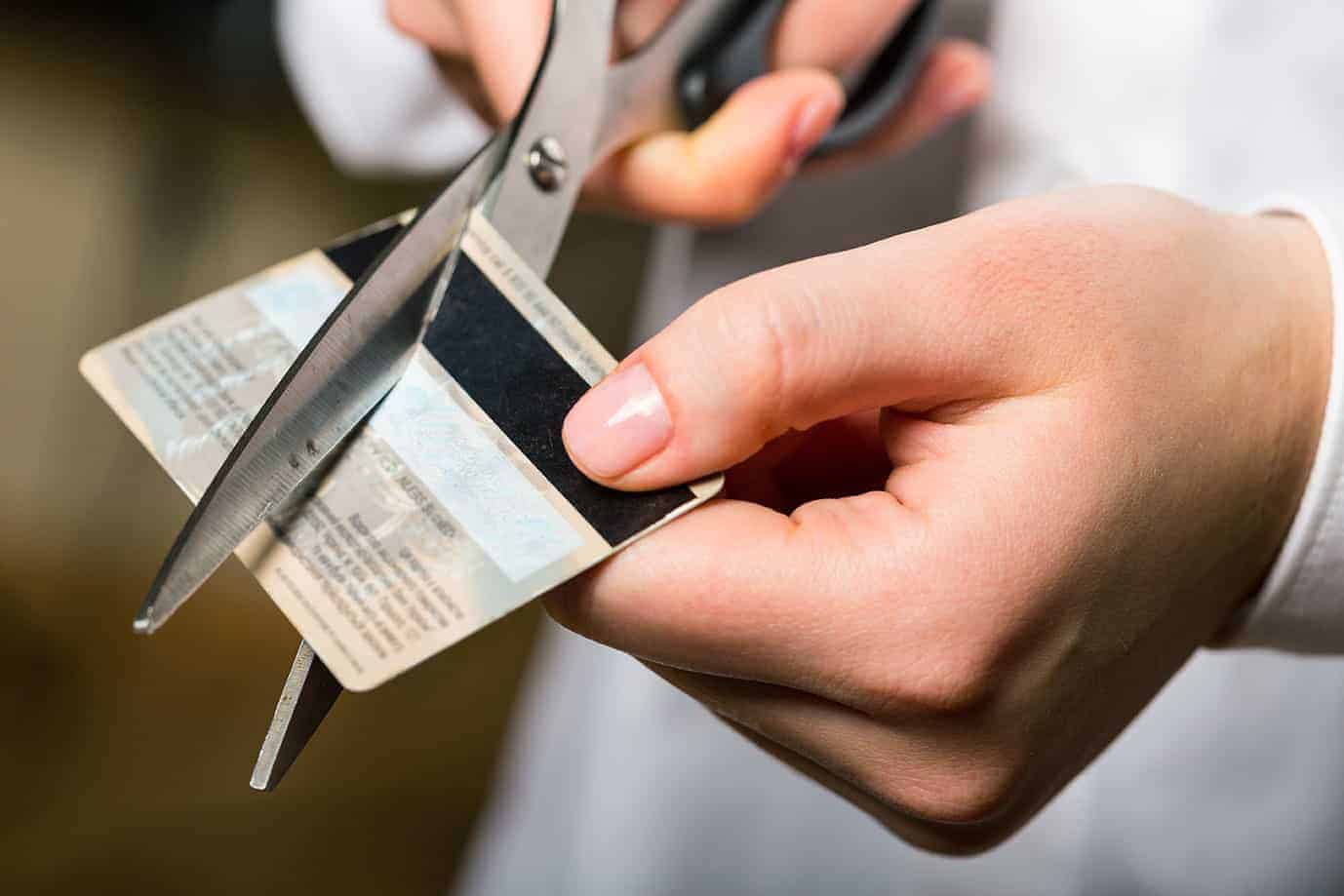 Tarjetas bancarias caducadas: Esto es lo que hace Banco Santander con ellas